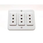 TOMA CORR. SOBREPUESTO TRIPLE 2P+T 10A-250V BLANCO